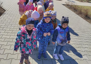 Dzieci z grupy Pszczółek, pozujące do zdjęcia podczas spaceru z okazji Pierwszego Dnia Wiosny.